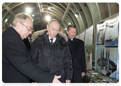 Prime Minister Vladimir Putin at the Machine-Building Design Bureau in Kolomna to inspect armaments and military hardware