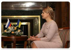 Премьер-министр Украины Ю.В.Тимошенко на встрече с В.В.Путиным, проходящей в Ялте