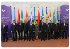 В.В.Путин, находящийся в Ялте с рабочим визитом, принял участие во встрече глав Правительств государств-участников СНГ в узком составе