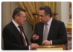 First Deputy Prime Minister Viktor Zubkov and Minister of Sports, Tourism and Youth Policy Vitaly Mutko at the Government meeting