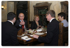Председатель Правительства России В.В.Путин провел неформальную встречу с бывшим Премьер-министром Венгрии Ф.Дюрчанем в одном из московских ресторанов украинской кухни