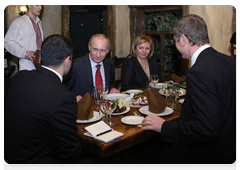 Prime Minister Vladimir Putin at an informal meeting with former Hungarian Prime Minister Ferenc Gyurcsány at a Moscow Ukrainian restaurant