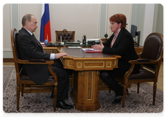Prime Minister Vladimir Putin and Russian Agriculture Minister Yelena Skrynnik