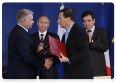 Prime Minister Vladimir Putin and French Prime Minister Francois Fillon signing the summary document of the 14th session of the Russian-French Commission
