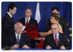 Prime Minister Vladimir Putin and French Prime Minister Francois Fillon signing the summary document of the 14th session of the Russian-French Commission