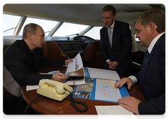 В.В.Путин перед проведением совещания по вопросам подготовки к саммиту АТЭС 2012 года во Владивостоке с борта катера осмотрел как уже строящиеся объекты, так и будущие места строительства