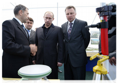 В.В.Путин перед проведением совещания по вопросам подготовки к саммиту АТЭС 2012 года во Владивостоке с борта катера осмотрел как уже строящиеся объекты, так и будущие места строительства