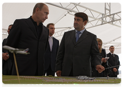 В.В.Путин, прибывший с рабочей поездкой в Дальневосточный федеральный округ, ознакомился с ходом работ по реконструкции аэропорта «Кневичи» во Владивостоке
