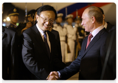 Председатель Правительства Российской Федерации В.В.Путин прибыл с официальным визитом в Китайскую Народную Республику