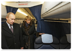 Председатель Правительства Российской Федерации В.В.Путин перед отлетом из Санкт-Петербурга осмотрел новый самолет Ту-214
