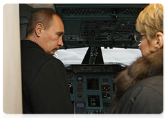 Председатель Правительства Российской Федерации В.В.Путин перед отлетом из Санкт-Петербурга осмотрел новый самолет Ту-214
