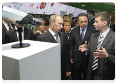 В.В.Путин осмотрел выставку финалистов конкурса инновационных проектов, организованную  в рамках Всероссийского молодежного инновационного конвента