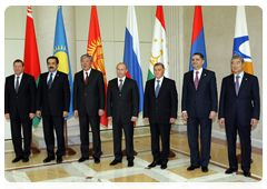 По завершении заседания XXV Межгосударственного Совета Евразийского экономического сообщества на уровне глав правительств состоялось их совместное фотографирование