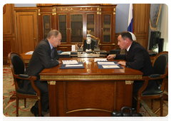 Prime Minister Vladimir Putin meeting with Alexander Braverman, the general director of the Federal Fund for Housing Construction Assistance