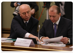 President of Mordovia Nikolai Merkushin and Governor of the Samara Region Vladimir Artyakov during a meeting of the steering committee charged with organising the celebrations of the 1,000th anniversary of the unification of the Mordovian and Russian peop