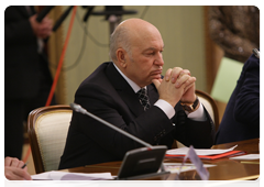 Moscow Mayor Yury Luzhkov during a meeting of the steering committee charged with organising the celebrations of the 1,000th anniversary of the unification of the Mordovian and Russian peoples