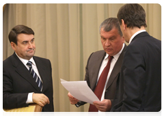 Deputy Prime Minister Igor Sechin and Transportation Minister Igor Levitin before a government meeting