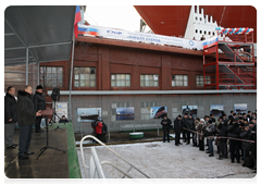 Председатель Правительства Российской Федерации В.В.Путин, находящийся с рабочей поездкой в Санкт-Петербурге, принял участие в церемонии спуска на воду танкера «Кирилл Лавров»