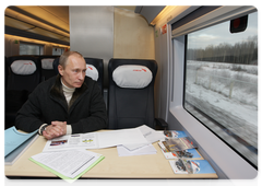 В.В.Путин, находившийся с рабочей поездкой в Санкт-Петербурге, вернулся в Москву на новом скоростном поезде «Сапсан»