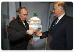 В.В.Путин, находившийся с рабочей поездкой в Санкт-Петербурге, вернулся в Москву на новом скоростном поезде «Сапсан»