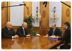 Prime Minister Vladimir Putin meeting with Chairman of the Supreme Council of the United Russia party Boris Gryzlov, Moscow Mayor Yury Luzhkov and the leader of the Movement for Fair Georgia party, Zurab Noghaideli