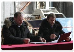 Rosneft President Sergei Bogdanchikov (right) and acting head of the United Shipbuilding Corporation Roman Trotsenko signing a groundbreaking act for a semi-submersible offshore oil rig at the Zvezda shipyard in Bolshoi Kamen, Primorye Territory