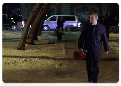 Prime Minister Vladimir Putin,  in Perm on a working trip, laying flowers outside the night club where a tragedy occurred on December 5