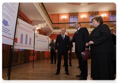 Губернатор Свердловской области А.С.Мишарин представил В.В.Путину стенд с предложениями по развитию экономики моногородов