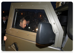 Председатель Правительства Российской Федерации В.В.Путин вместе с губернатором Свердловской области А.С.Мишариным осмотрели автомобиль специального назначения «Тигр»