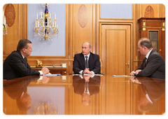 Vladimir Putin met with First Deputy Prime Minister Viktor Zubkov and Vladimir Dmitriyev, chairman of the Bank for Development and Foreign Economic Affairs state corporation (Vnesheconombank)