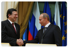 Prime Minister Vladimir Putin and European Commission President José Manuel Barroso holding a joint news conference