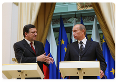 Prime Minister Vladimir Putin and European Commission President José Manuel Barroso holding a joint news conference