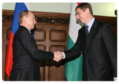 Hungarian Prime Minister Ferenc Gyurcsany and Russian Prime Minister Vladimir Putin