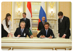 По завершении российско-венгерских межправительственных консультаций в присутствии В.В.Путина и Ф.Дюрчаня был подписан ряд документов
