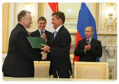 По завершении российско-венгерских межправительственных консультаций в присутствии В.В.Путина и Ф.Дюрчаня был подписан ряд документов