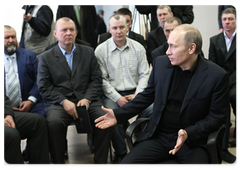Prime Minister Vladimir Putin talks with miners of the Polosukhinskaya Mine in Novokuznetsk