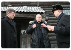 В Кемеровской области В.В.Путин посетил один из домов ветхого жилого фонда постройки 40-х годов