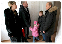 В.В.Путин осмотрел новое жилье, которое, по программе переселения из аварийного фонда, получают жители Новокузнецка