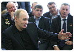 Prime Minister Vladimir Putin talks with miners of the Polosukhinskaya Mine in Novokuznetsk