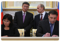 По итогам российско-монгольских межправительственных переговоров в присутствии Председателя Правительства РФ В.В.Путина и Премьер-министра Монголии С.Баяра был подписан ряд документов