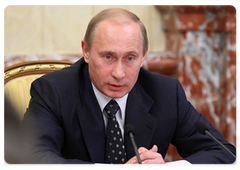 Vladimir Putin addresses Government meeting