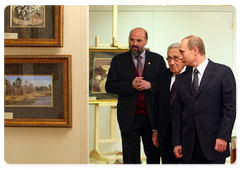 Mr Kissinger made a brief visit to the exhibition of water colours by Sergei Andriyaka in the Government House