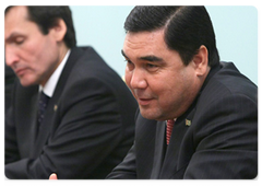 Turkmen President Gurbanguly Berdymukhamedov at the negotiation table with Prime Minister Vladimir Putin