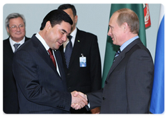 Prime Minister Vladimir Putin at the negotiation table with Turkmen President Gurbanguly Berdymukhamedov