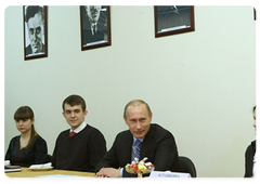 В.В.Путин встретился со студентами Московского физико-технического института /МФТИ/ в городе Долгопрудном Московской области