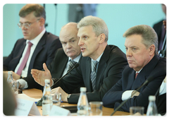 Minister of Education and Science Andrei Fursenko and Moscow Region Governor Boris Gromov during a conference on upgrading a system of training for specialists on demand