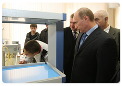 В ходе посещения Московского физико-технического института в г. Долгопрудном В.В.Путин осмотрел учебные лаборатории молекулярной физики