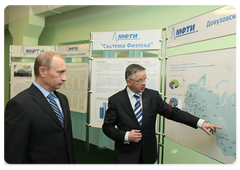 В ходе посещения Московского физико-технического института в г. Долгопрудном В.В.Путин осмотрел выставочную экспозицию о МФТИ