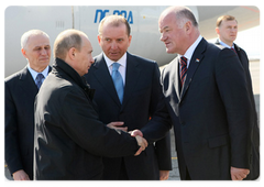 Prime Minister Vladimir Putin talking with AvtoVAZ workers