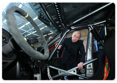 Prime Minister Vladimir Putin inspected the Lada Kalina assembly workshop and learned about the model range and prototypes for new cars exhibited in the AvtoVAZ R&D centre, as part of his visit to the AvtoVAZ plant